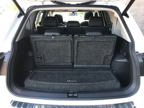 Used 2018 Volkswagen Tiguan SEL FWD image 11