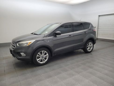 Used 2017 Ford Escape SE w/ SE Cold Weather Package FWD image 2
