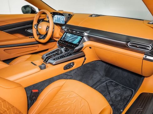 Used 2025 Aston Martin Vanquish image 16