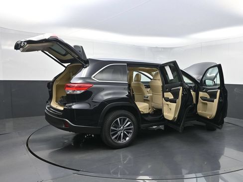 Used 2019 Toyota Highlander XLE FWD image 38