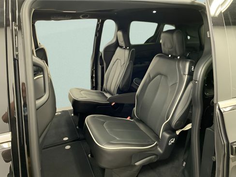 Used 2027 Chrysler Pacifica Limited FWD image 18