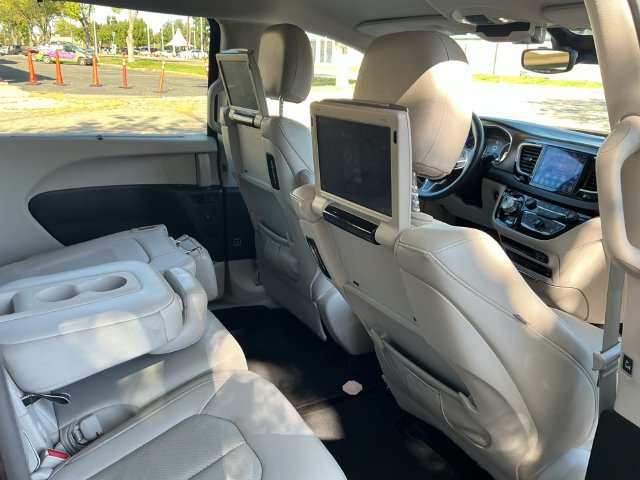 Used 2017 Chrysler Pacifica Touring-L Plus w/ Advanced Safetytec Group FWD image 24
