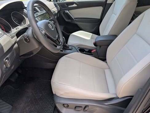 Used 2021 Volkswagen Tiguan SE FWD image 19