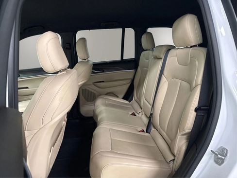 Used 2023 Jeep Grand Cherokee Limited w/ Luxury Tech Group II AWD/4WD image 10