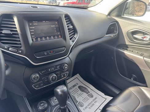 Used 2019 Jeep Cherokee Latitude Plus w/ Cold Weather Group image 15