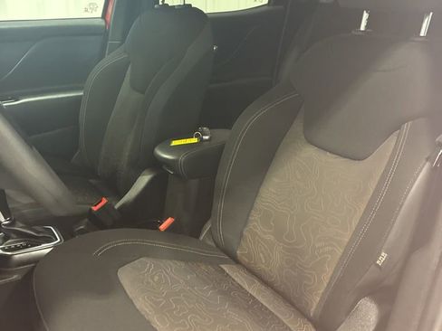 Used 2023 Jeep Renegade Latitude AWD/4WD image 16