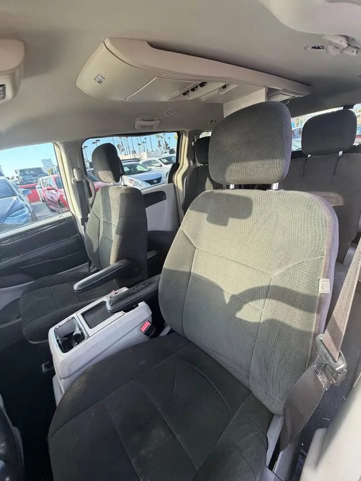 Used 2012 Chrysler Town & Country Touring FWD image 7