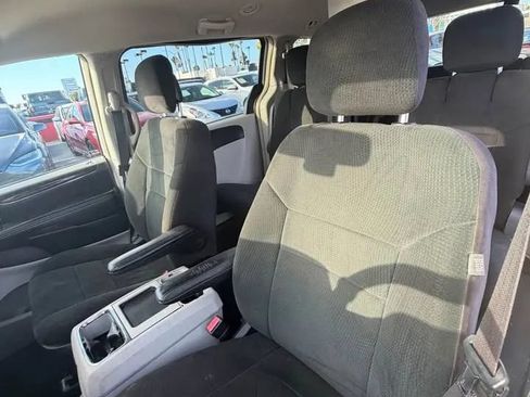 Used 2012 Chrysler Town & Country Touring FWD image 7