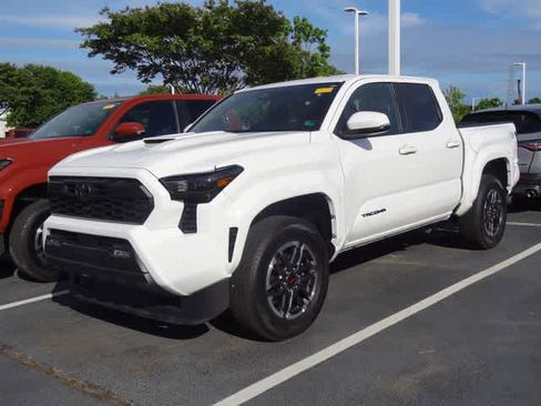 Used 2025 Toyota Tacoma TRD Sport w/ TRD Sport Upgrade Package AWD/4WD image 2