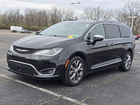 Used 2020 Chrysler Pacifica Limited w/ Tire & Wheel Group image 3