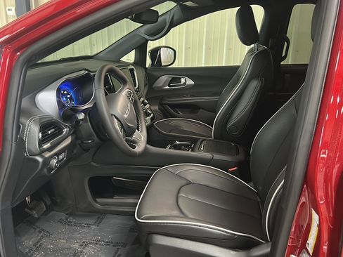 New 2026 Chrysler Pacifica Limited FWD image 10