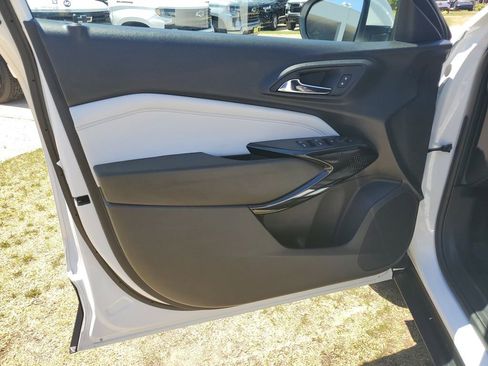 Used 2025 Chevrolet Trax LT FWD image 20