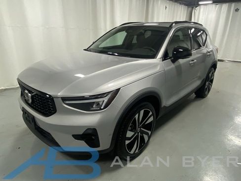 Used 2025 Volvo XC40 B5 Plus image 1