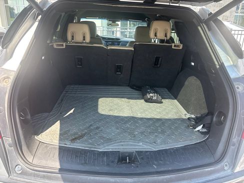Used 2017 Cadillac XT5 FWD image 3