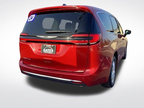 Used 2024 Chrysler Pacifica Touring-L image 11