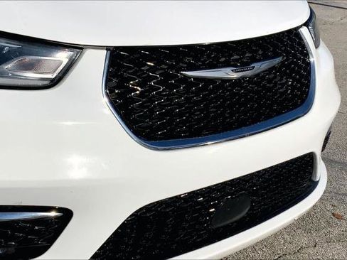 Certified 2024 Chrysler Pacifica Touring-L image 25