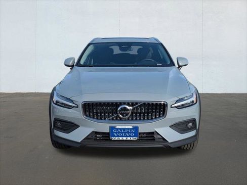 New 2026 Volvo V60 B5 Cross Country Ultra w/ Climate Package image 4