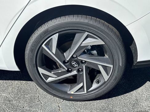 New 2025 Hyundai Elantra SEL FWD image 19