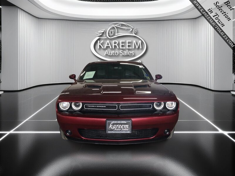 Used 2018 Dodge Challenger SXT RWD image 2