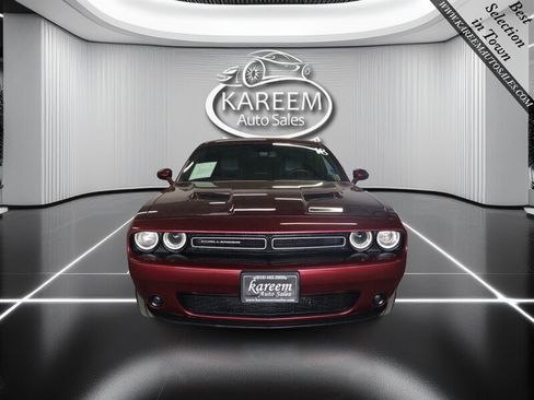 Used 2018 Dodge Challenger SXT image 2