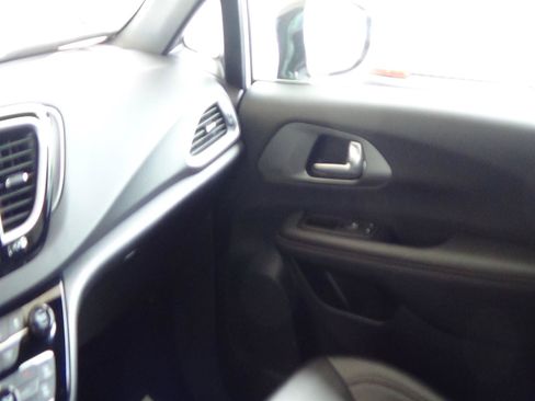 Certified 2025 Chrysler Pacifica Select FWD image 32