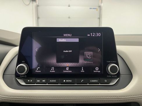 Used 2023 Nissan Rogue SV image 3