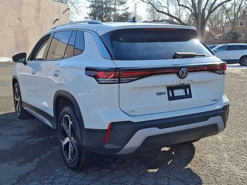 Certified 2025 Volkswagen Tiguan SE w/ Panoramic Sunroof Package image 8