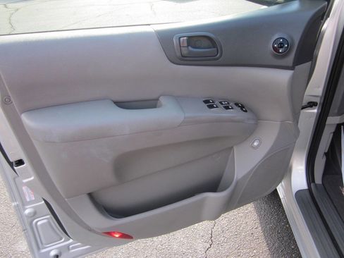 Used 2012 Kia Sedona LX w/ PWR Pkg FWD image 11