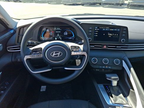 New 2026 Hyundai Elantra SE FWD image 8