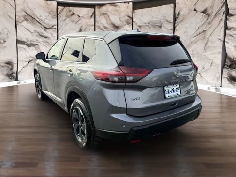 Used 2024 Nissan Rogue SV image 5