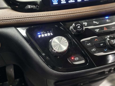 Used 2017 Chrysler Pacifica Limited image 49