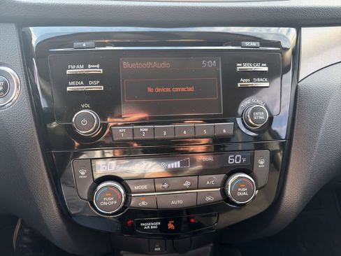 Used 2016 Nissan Rogue SV AWD/4WD image 24