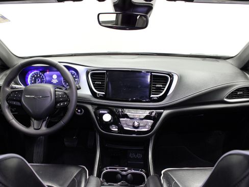 Used 2025 Chrysler Pacifica Limited FWD image 21