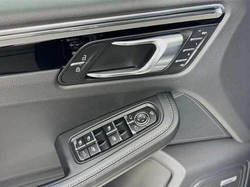 Certified 2026 Porsche Macan AWD/4WD image 11