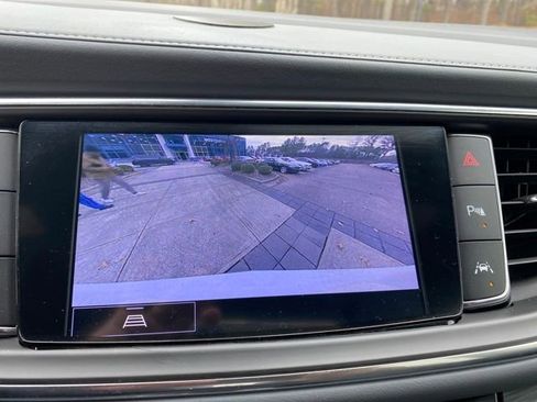 Used 2022 Buick Enclave Essence image 12