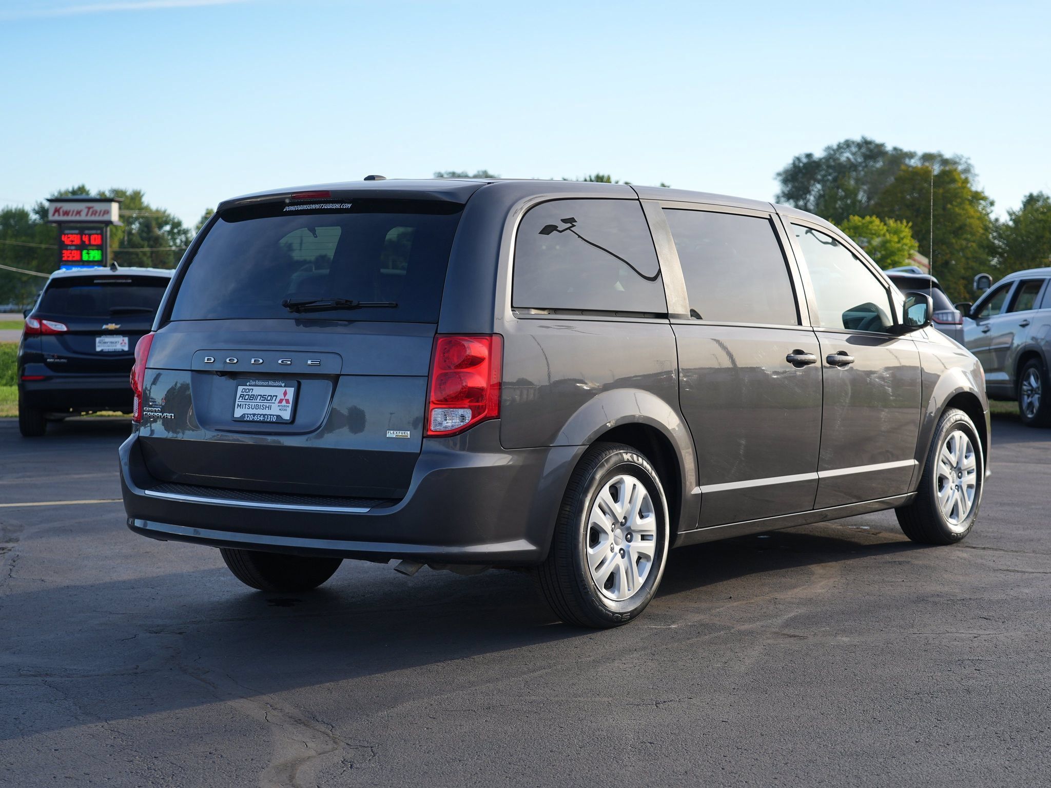 Used 2018 Dodge Grand Caravan SE w/ UConnect Hands-Free Group FWD image 3