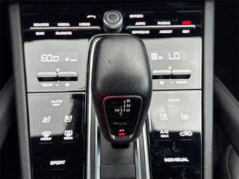 Used 2020 Porsche Cayenne w/ Premium Package image 17