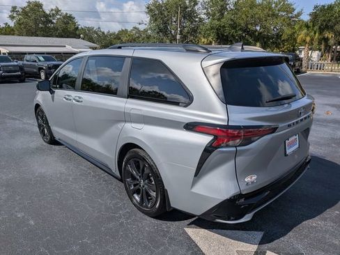 Used 2025 Toyota Sienna XSE FWD image 5