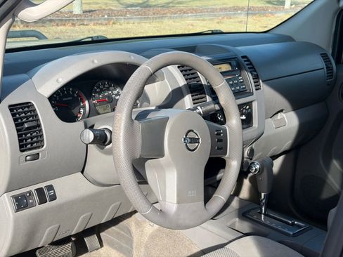 Used 2005 Nissan Frontier SE w/ (J01) Sunroof Pkg image 9