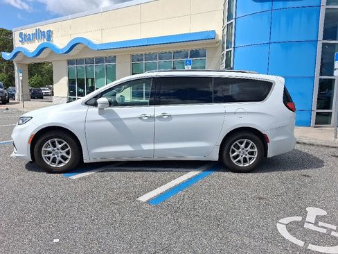 Used 2021 Chrysler Pacifica Touring-L FWD image 8