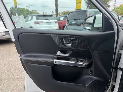Used 2025 Mercedes-Benz GLB 250 4MATIC image 18