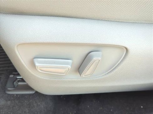 Used 2023 Toyota Highlander LE FWD image 10