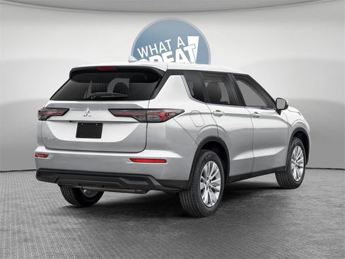 New 2026 Mitsubishi Outlander ES image 2
