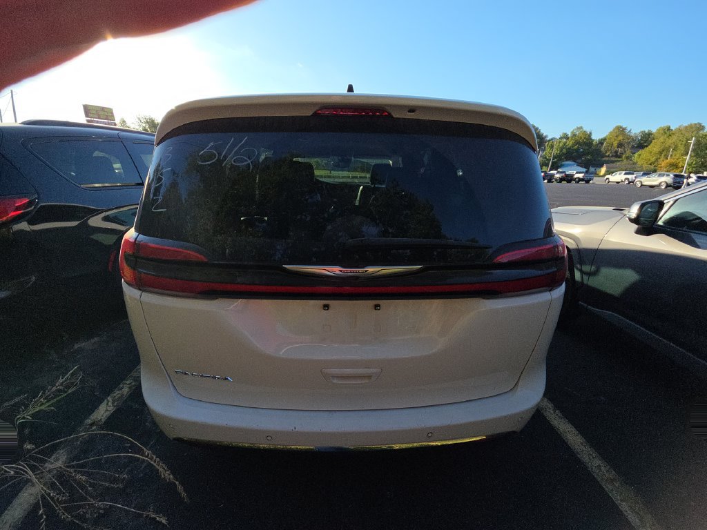 Used 2024 Chrysler Pacifica Touring-L FWD image 5
