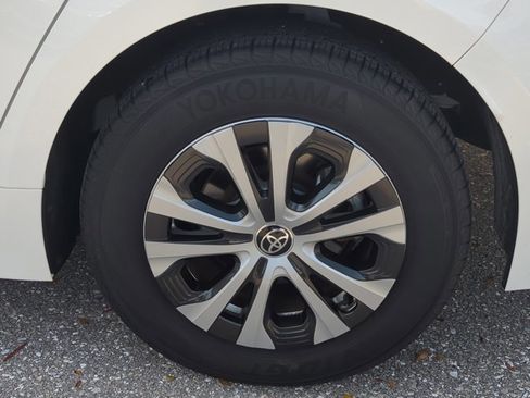 Used 2022 Toyota Corolla LE image 6