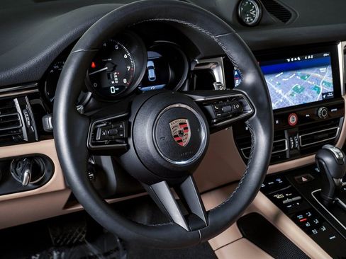 Certified 2025 Porsche Macan image 18