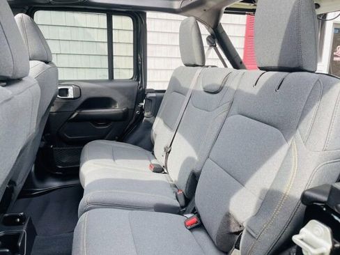 Used 2024 Jeep Wrangler Unlimited Sahara w/ Technology Group AWD/4WD image 15