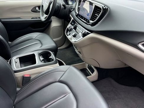 Used 2023 Chrysler Pacifica Touring-L FWD image 19