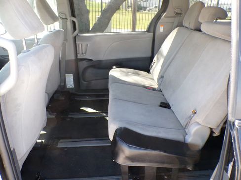 Used 2020 Toyota Sienna L image 18