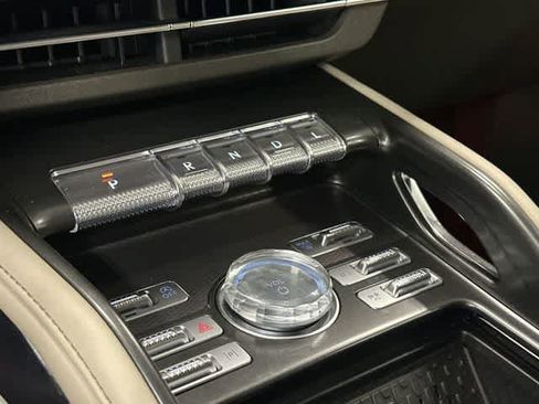 Used 2025 Lincoln Nautilus Premier AWD/4WD image 25
